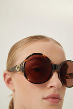 Bold round shape – round shape in acetate characterized by a bold front that contrasts the thin spiked – LUX VERSE Luxury Designer Fashion Outlet
