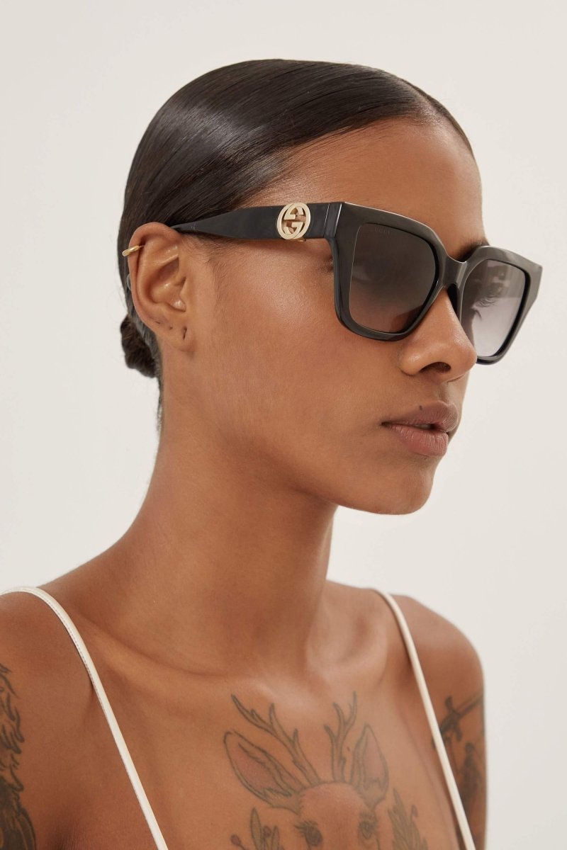 Cat-eye black sunglasses with integrated GG logo – a new interpretation of Chain iconic concept to see with new eyes: – LUX VERSE Luxury Designer Fashion Outlet