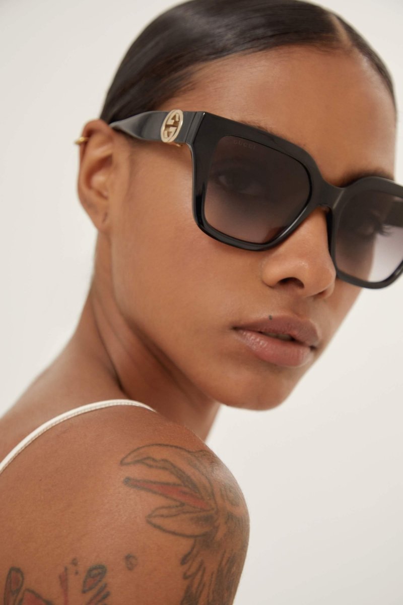 Cat-eye black sunglasses with integrated GG logo – unique construction featuring a chain, seen as an integral part of the frame, – LUX VERSE Luxury Designer Fashion Outlet