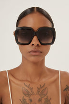 Femenine black sunglasses with integrated GG logo – the GG interlocking logo now becomes functional, its shape is made up of filled – LUX VERSE Luxury Designer Fashion Outlet