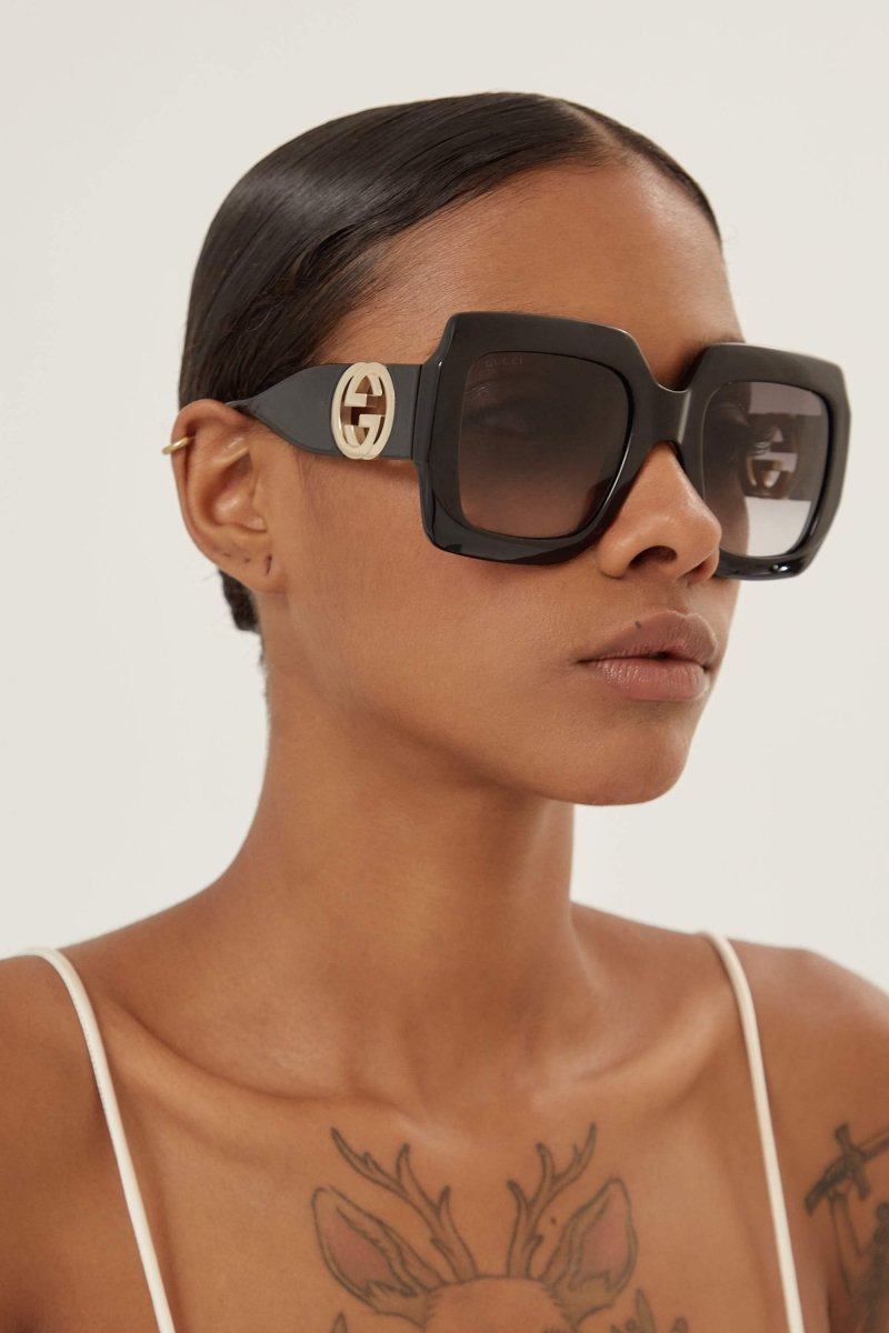 Femenine black sunglasses with integrated GG logo – the style is available in classic black or distinctive gradient havana colors paired – LUX VERSE Luxury Designer Fashion Outlet