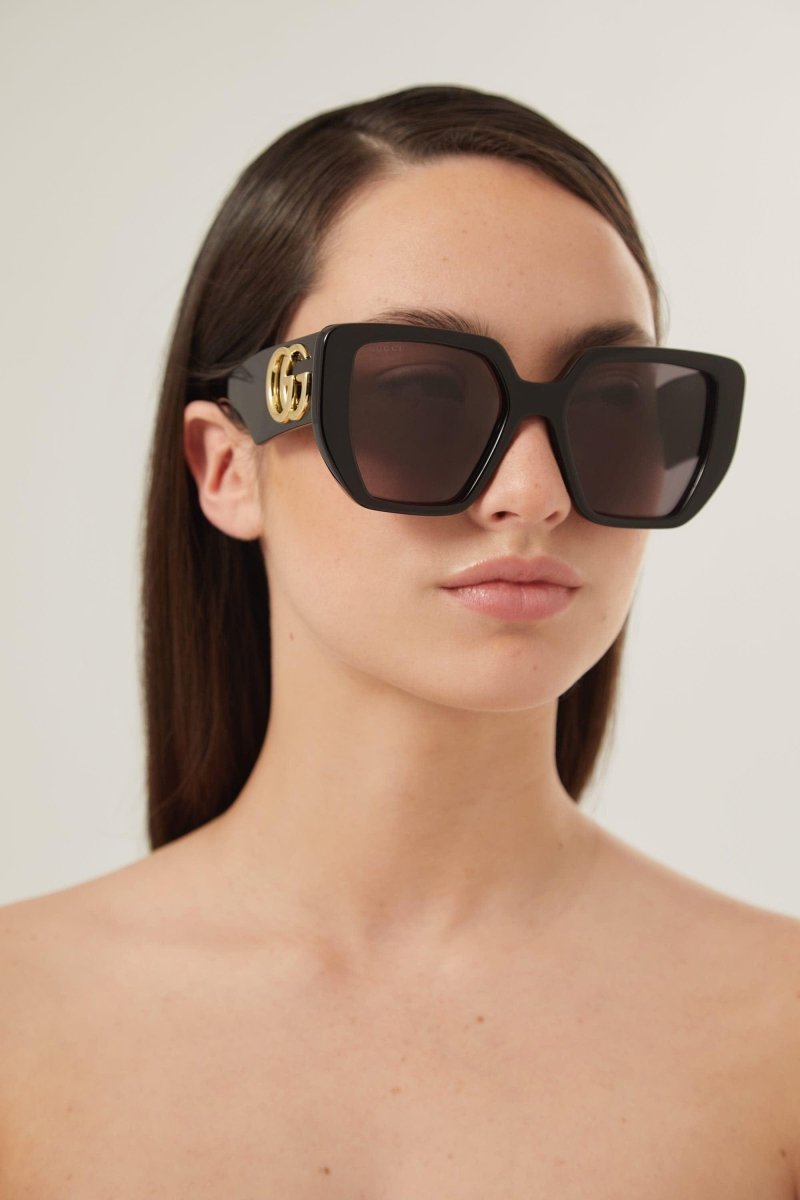 GG0956S oversized black sunglasses with maxi logo – inspired by a gender fluid look, translated in a street style effortless look – LUX VERSE Luxury Designer Fashion Outlet