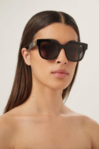GG0998S squared femenine black sunglasses – inspired by a gender fluid look, translated in a street style effortless look – LUX VERSE Luxury Designer Fashion Outlet