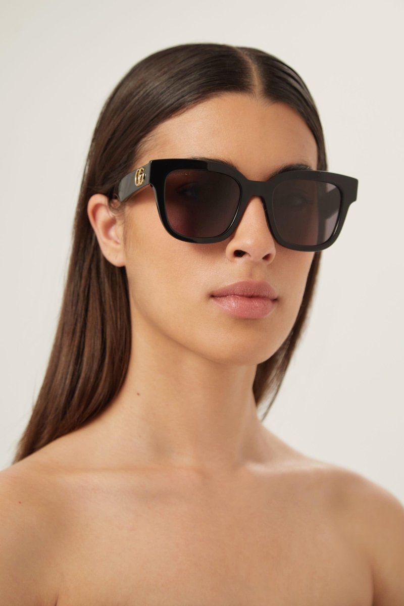 GG0998S squared femenine black sunglasses – inspired by a gender fluid look, translated in a street style effortless look – LUX VERSE Luxury Designer Fashion Outlet