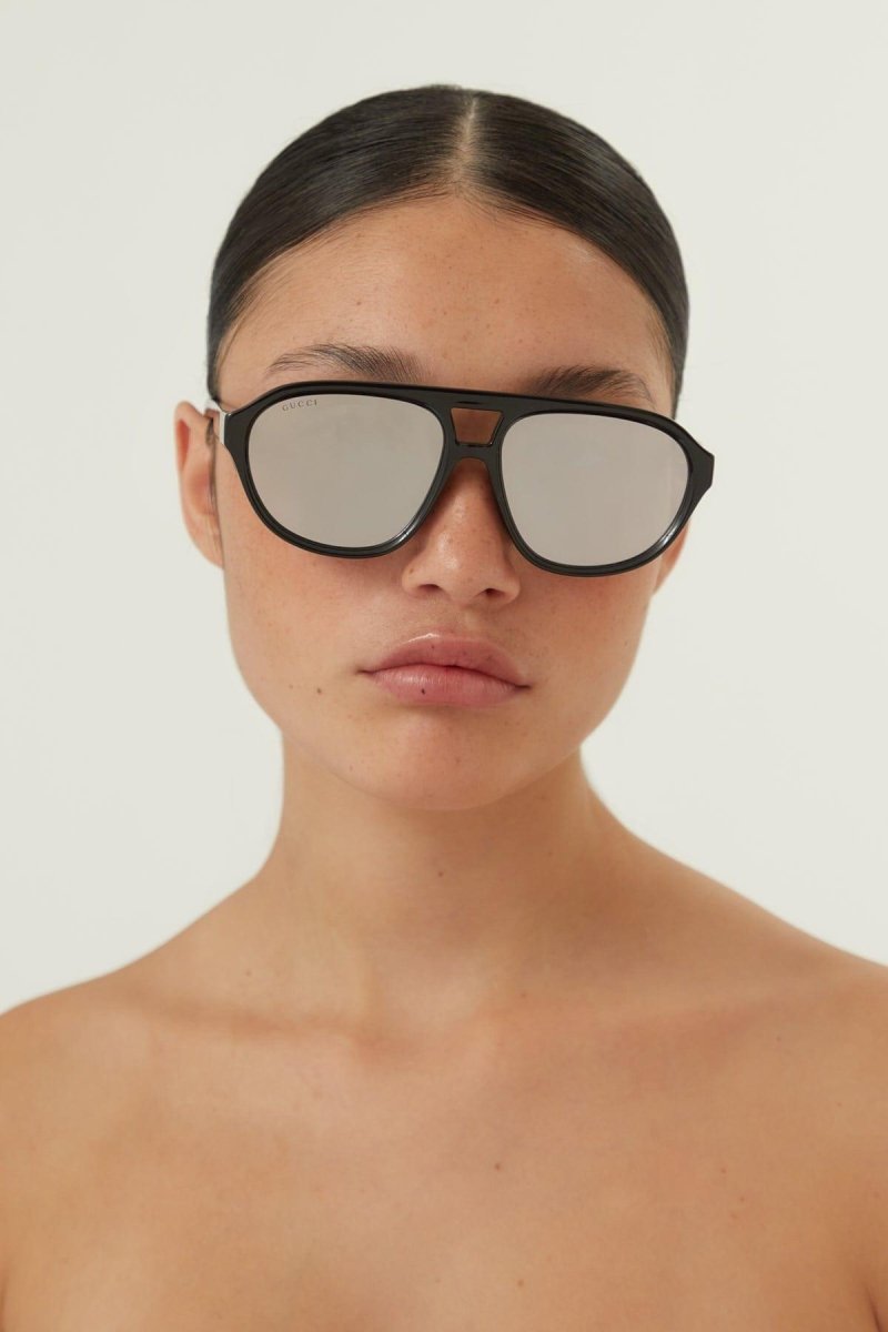 Pilot sporty sunglasses in black – sporty and vintage inspired this pilot style is made in full plastic with – LUX VERSE Luxury Designer Fashion Outlet