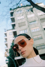 Squared metal gold sunglasses with chain – simple, functional and retro, the chain is the stand-out protagonist – LUX VERSE Luxury Designer Fashion Outlet
