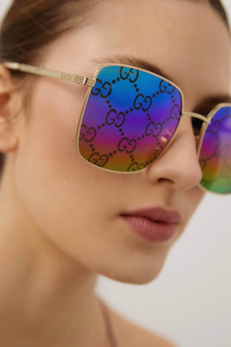 Squared sunglasses with logo all over logo on lenses – this elegant and sophisticated black rounded cat-eye distinguished by matelassé – LUX VERSE Luxury Designer Fashion Outlet