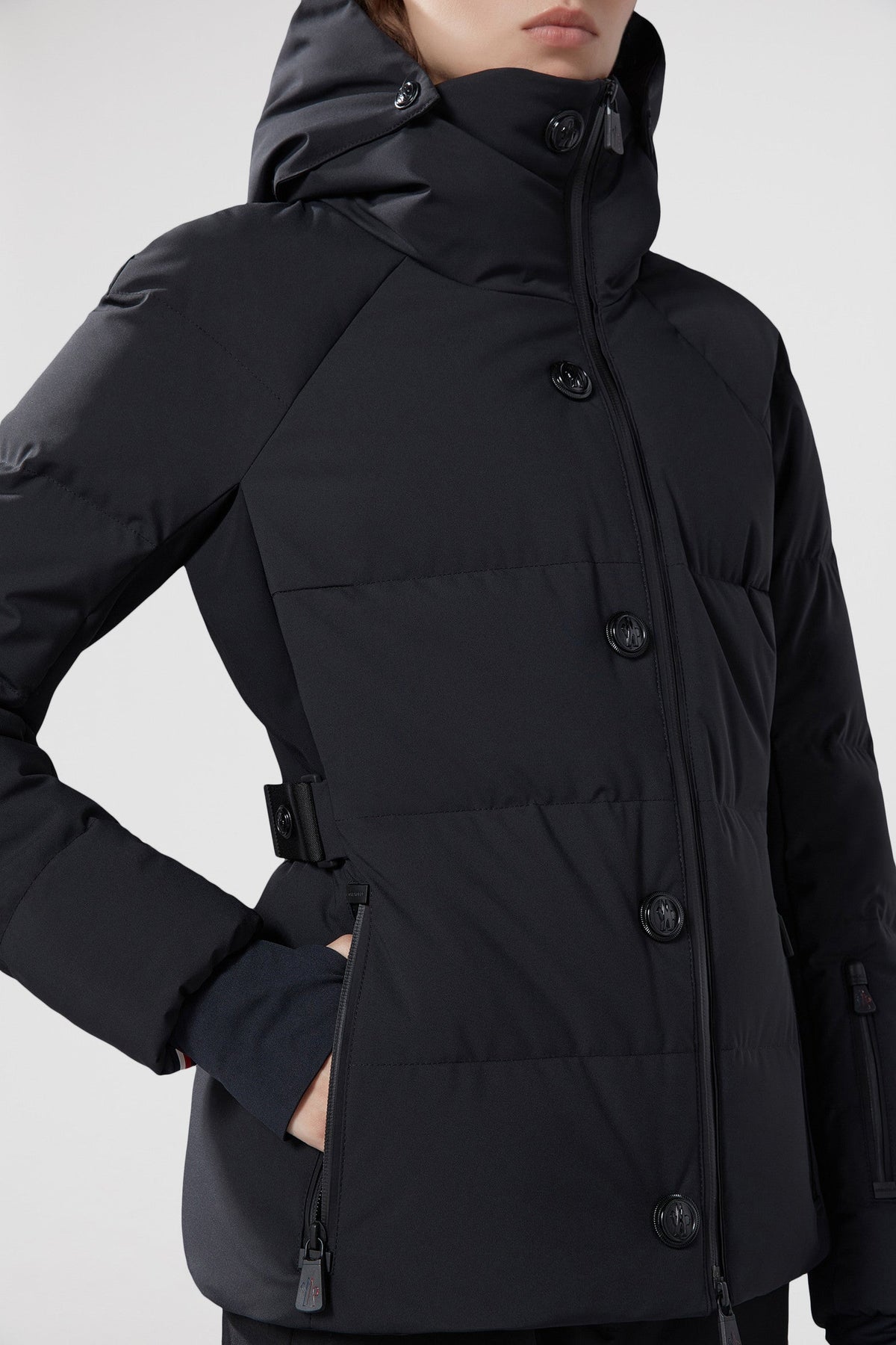 Guyane Short Dalles Down Jacket – the hooded puffer is crafted from recycled longue saison, a nylon fabric notable for – LUX VERSE Luxury Designer Fashion Outlet