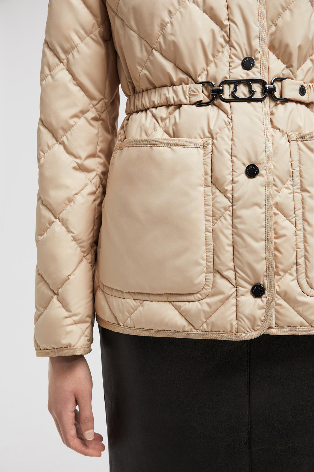 Cygne Short Down Jacket – the lightweight style is finished with a detachable faux fur collar – LUX VERSE Luxury Designer Fashion Outlet