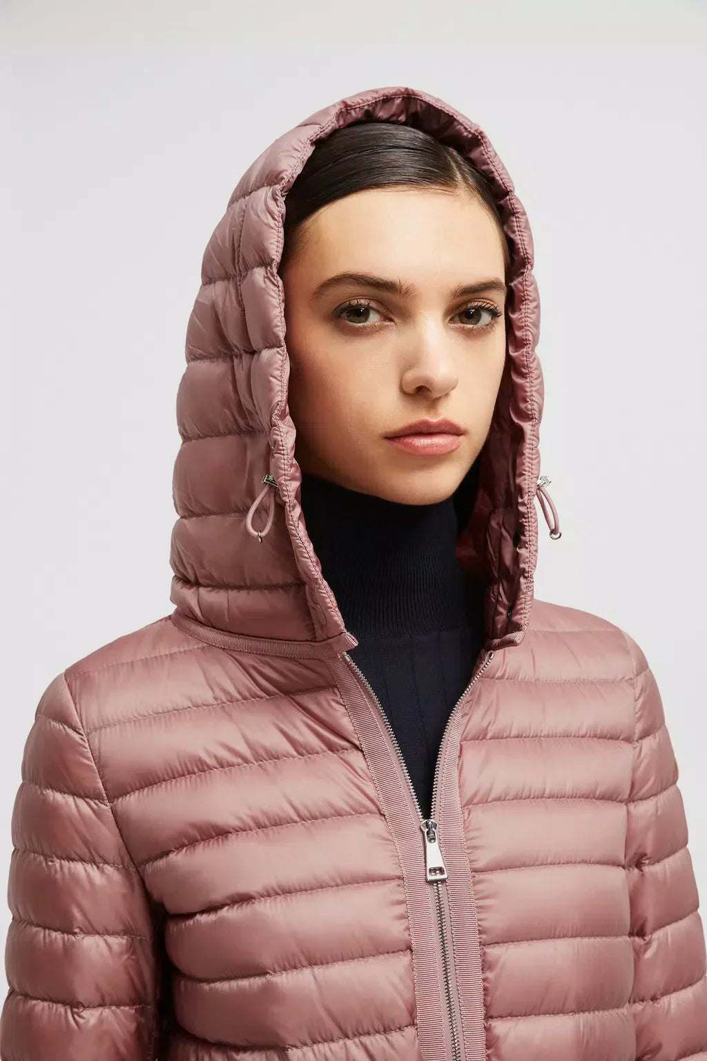 Raie Short Down Jacket – a classic style characterized by a clean and essential design that will go perfectly – LUX VERSE Luxury Designer Fashion Outlet