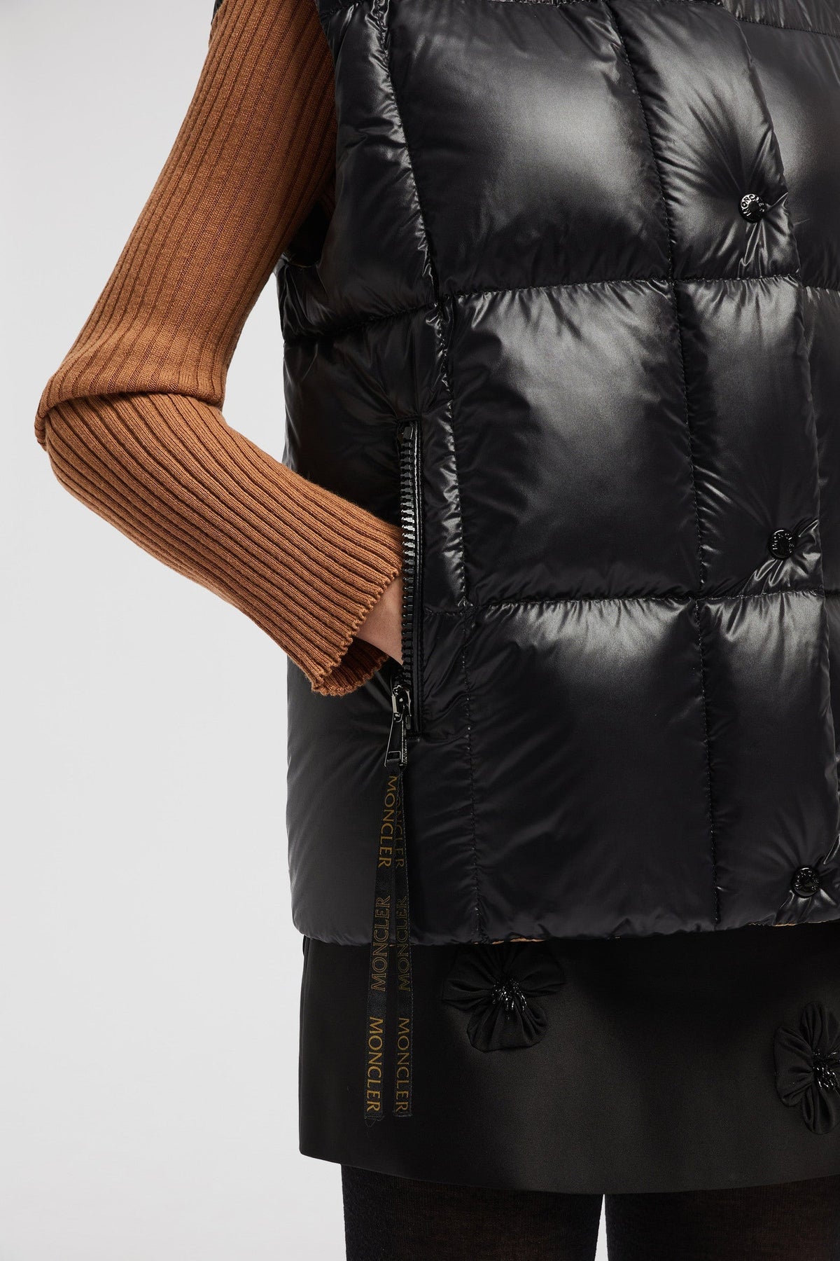 Luzule Down Vest – this down vest for women is crafted from nylon laqué and is characterized by its – LUX VERSE Luxury Designer Fashion Outlet