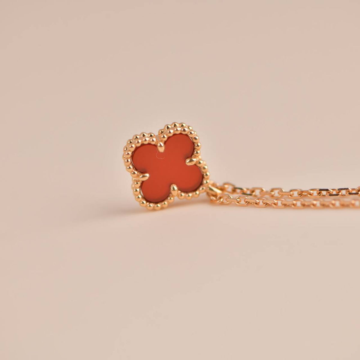 Clover Mini 9.5mm White Carnelians Necklace – LUX VERSE Luxury Designer Fashion Outlet