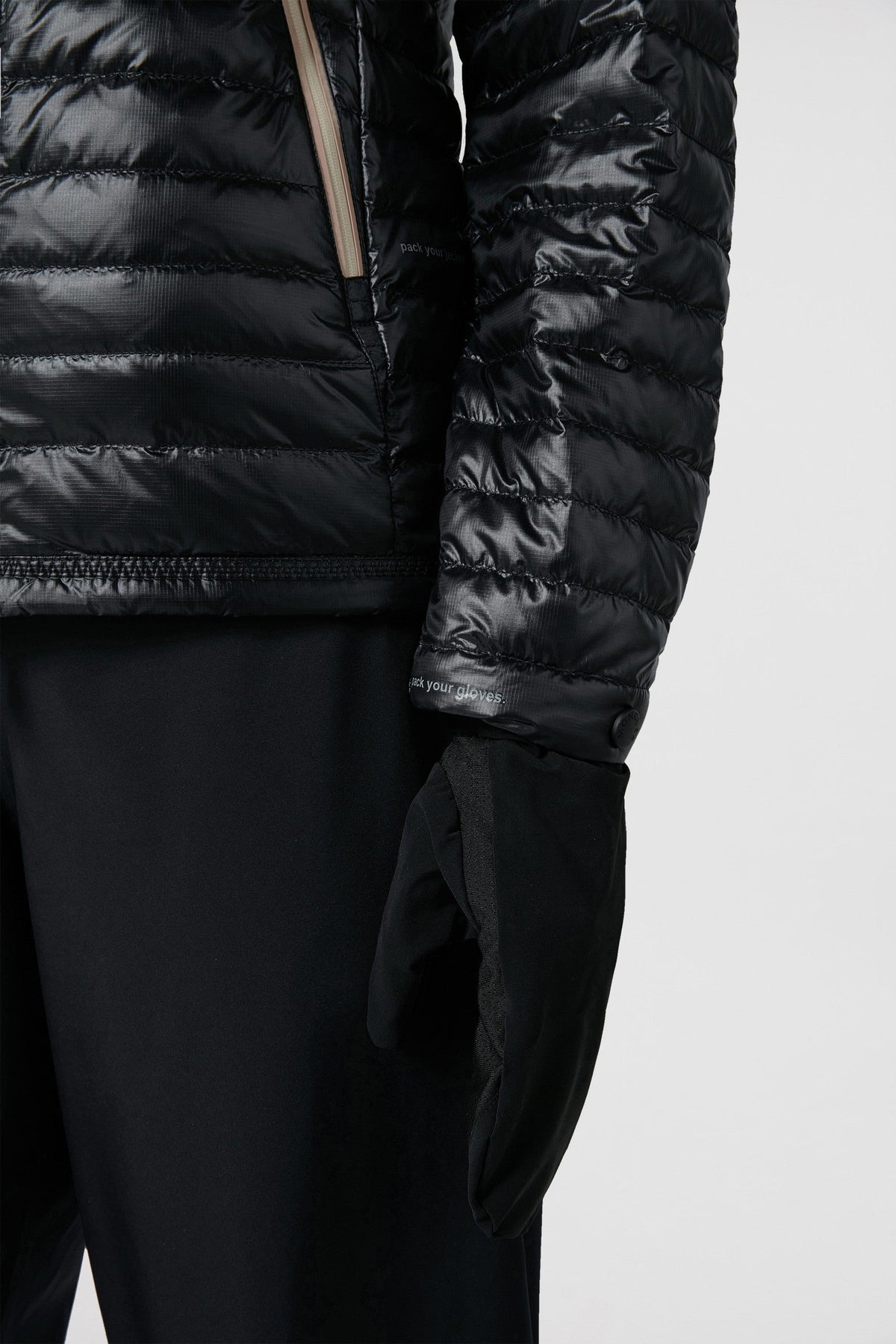 Pontaix Short Down Jacket – multi-functional: the practical puffer boasts pull-out gloves and is packable- – LUX VERSE Luxury Designer Fashion Outlet
