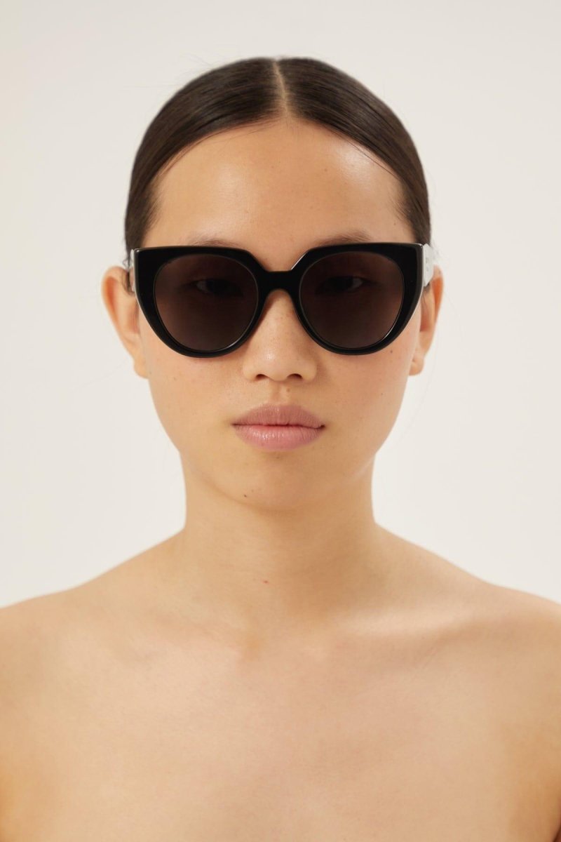 Cat-eye black sunglasses Heritage – of silhouettes and colors: from the refined Cinzma styles to square – LUX VERSE Luxury Designer Fashion Outlet