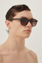 Circular black sunglasses – the iconic corner angle enriches the front shape and the logo is laser – LUX VERSE Luxury Designer Fashion Outlet