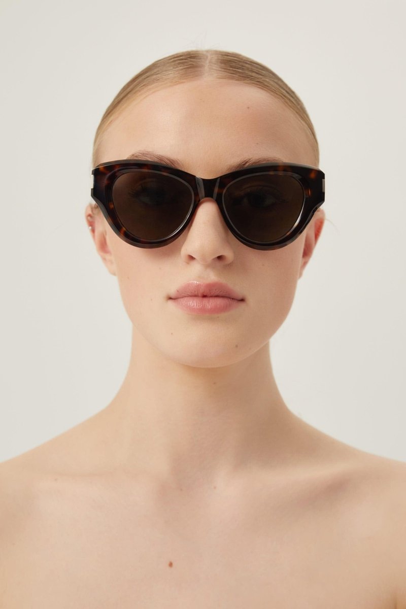 Super-bold cat-eye sunglasses – the style is enriched by the iconic corner angle details – LUX VERSE Luxury Designer Fashion Outlet