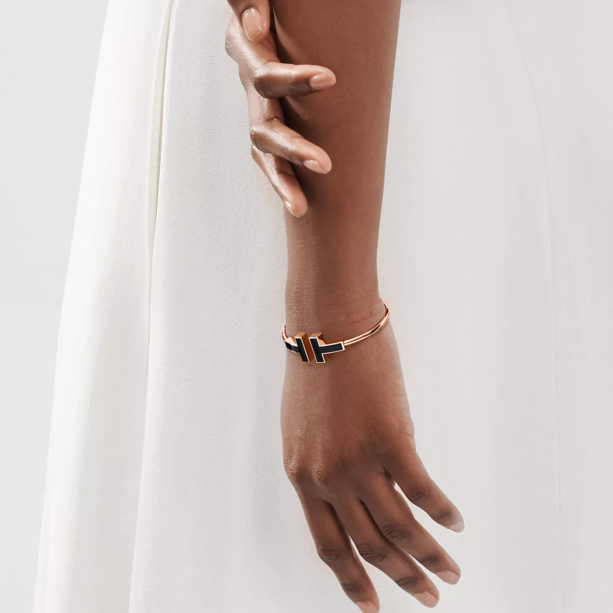 T Bracelet 1.8mm Onyx Rose Gold – LUX VERSE Luxury Designer Fashion Outlet
